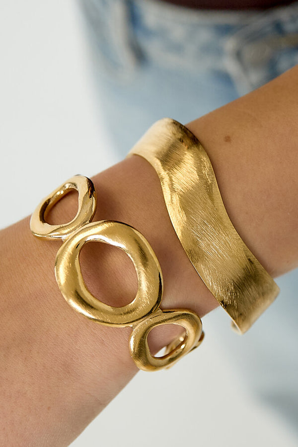 Irregularly shaped stainless steel bracelets, casual and simple style for everyday wear. Women's jewelry. lifestyle
