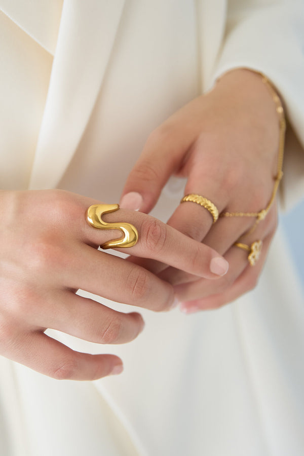 Adjustable eye-catching wavy ring lifestyle
