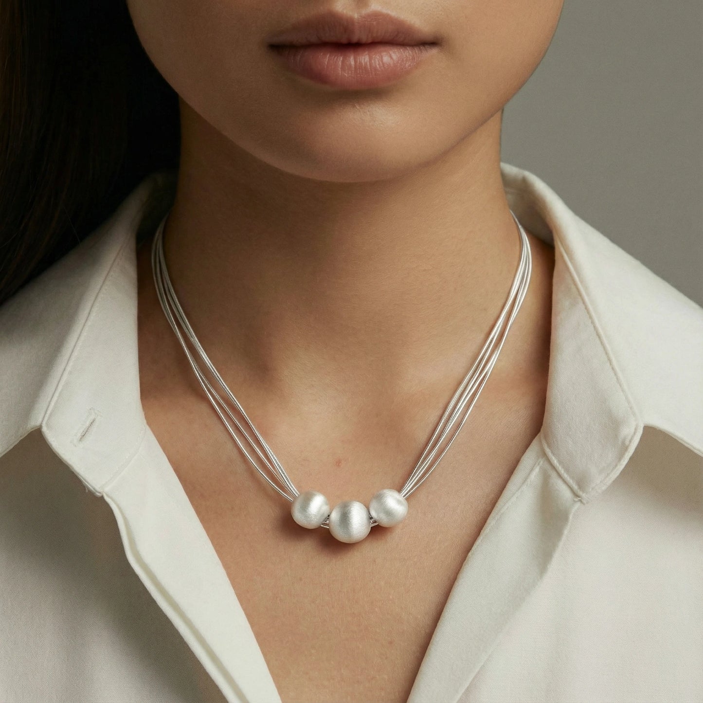 Collar de Capas con Hilos de Plata